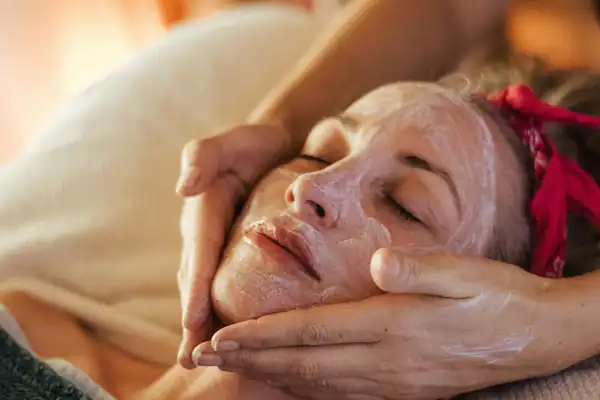 Eine entspannende Gesichtsbehandlung mit Gesichtsmaske auf einer Behandlungsliege für die Beauty-Demo-Website erstellt von webdesign4you.at