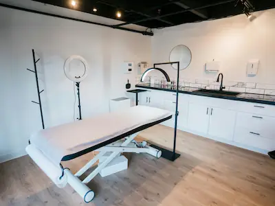 Heller und moderner Behandlungsraum einer Physiotherapie-Gemeinschaftspraxis für die Gesundheits-Praxis-Demo-Website erstellt von webdesign4you.at